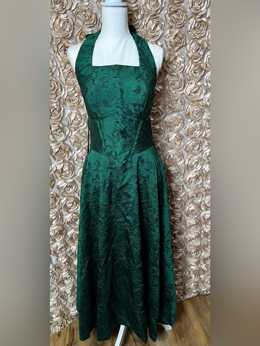 Elegant Emerald Halter Lace A-Line Dress